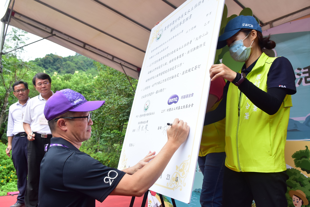 <br />
<b>Notice</b>:  Undefined index: msg_title in <b>/home/gibenqfo/public_html/modules/feature-slider_benq_detail.php</b> on line <b>54</b><br />
